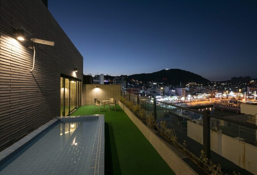 בית מלון כפרי Brown Dot Tongyeong