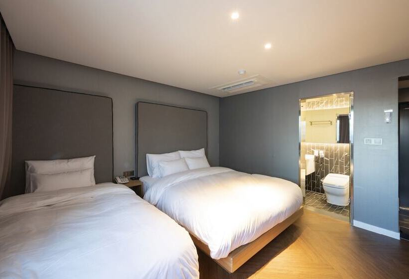 בית מלון כפרי Brown Dot Tongyeong