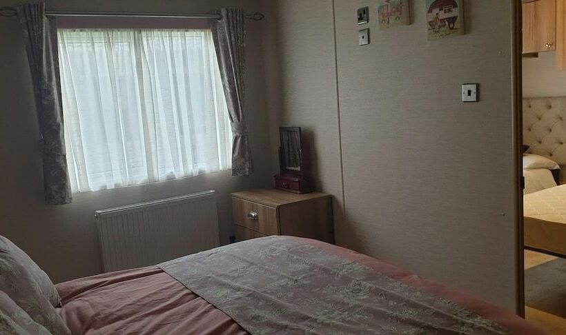 Отель 2bed Caravan  Oakdene Forest Park