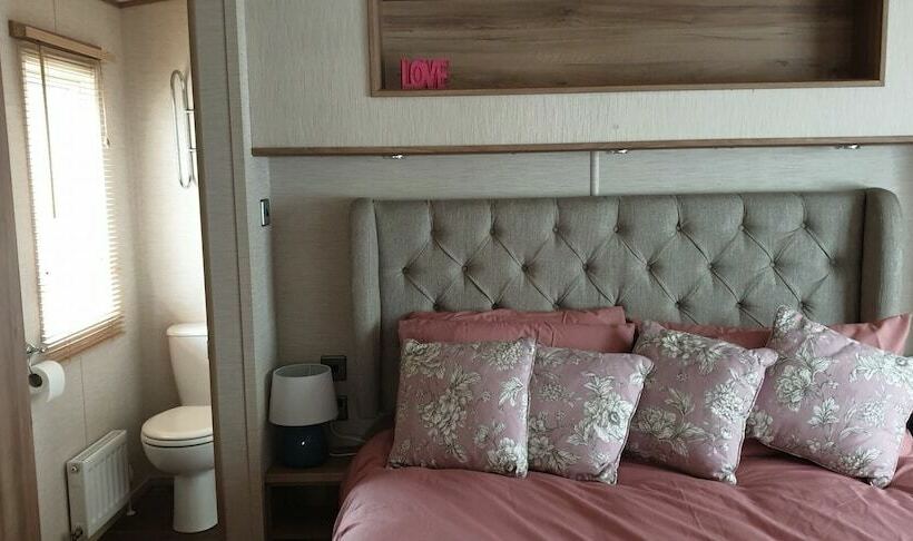 Отель 2bed Caravan  Oakdene Forest Park