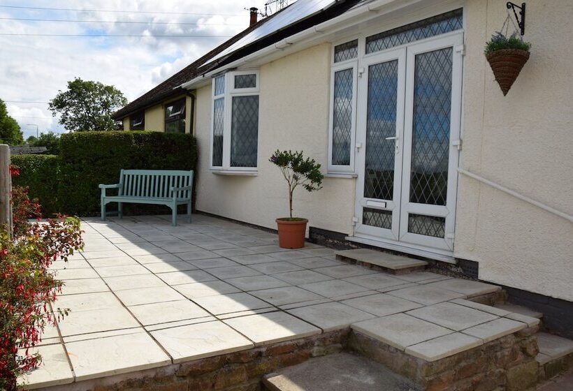 2 Bed Cottage   Sleeps4   Garden   Bbq