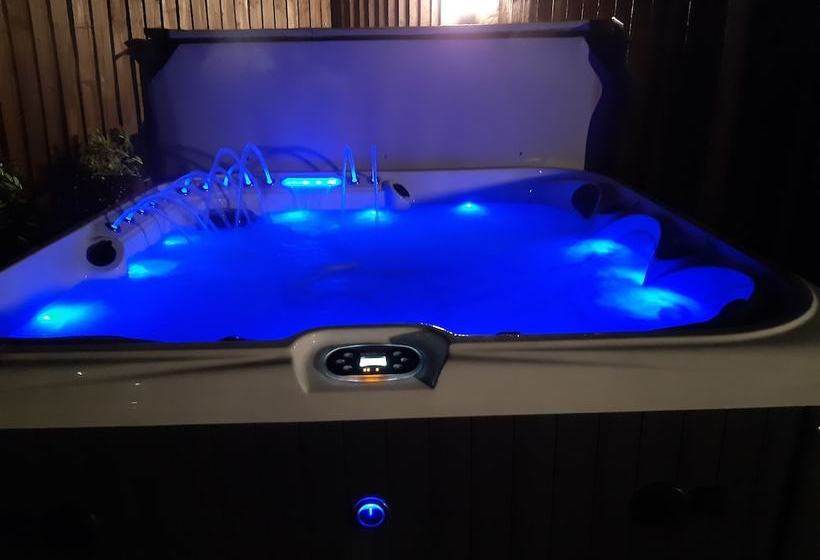 Impeccable1 Double Bed Cabin In Poole With Hot Tub
