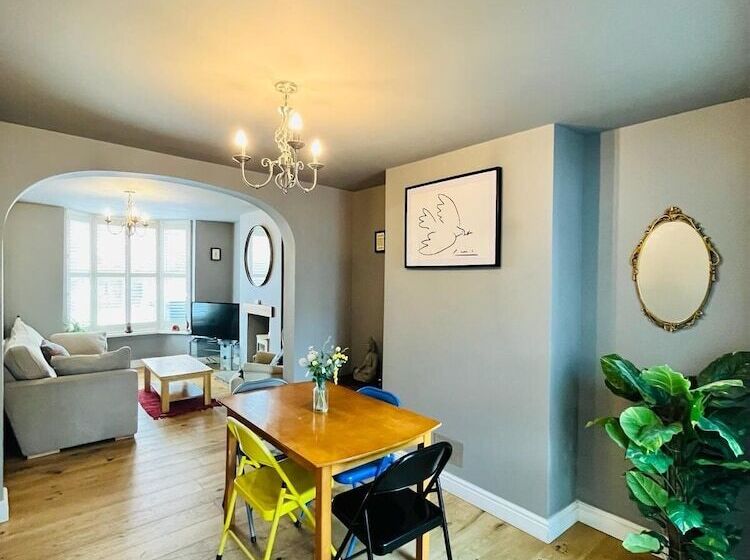 Lunas Cottage Grove Road Cottages