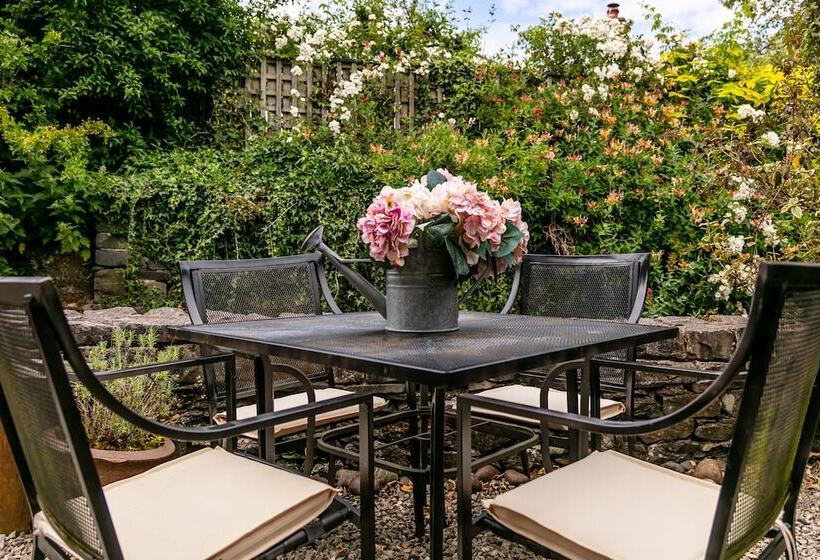 Maggie Puddle Cottage