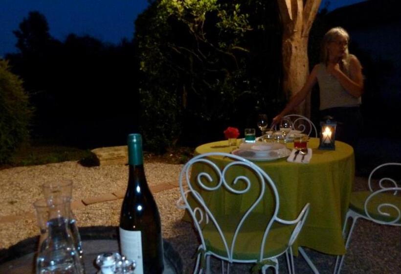 פנסיון La Cascade De Hauterive