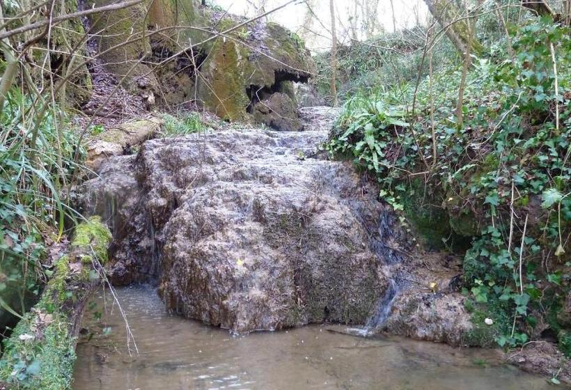 פנסיון La Cascade De Hauterive