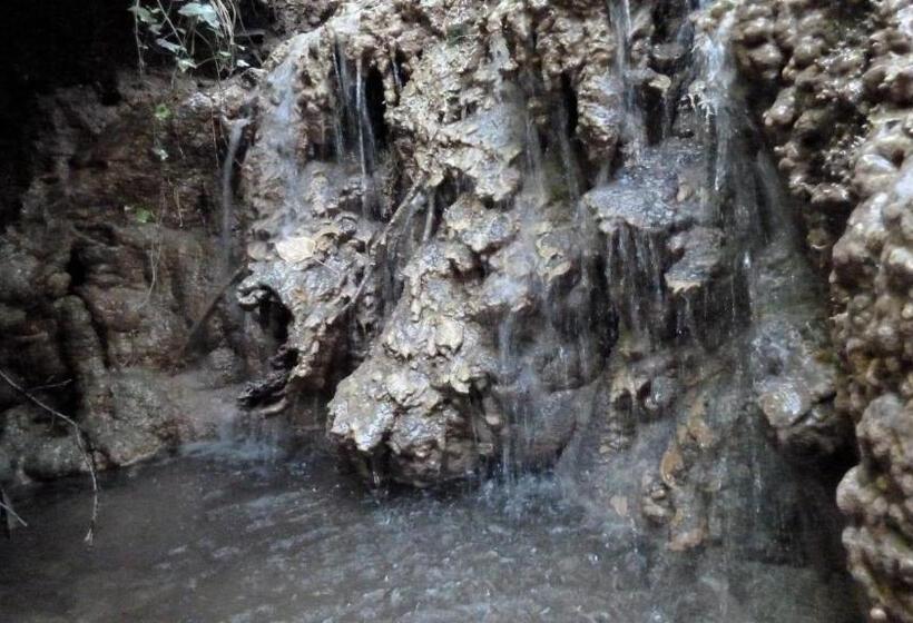 פנסיון La Cascade De Hauterive