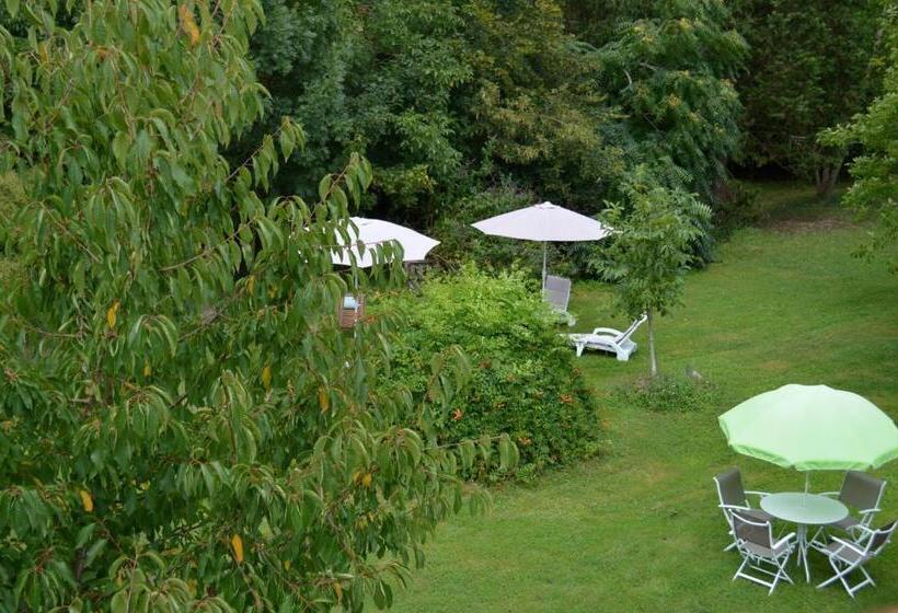 פנסיון La Cascade De Hauterive