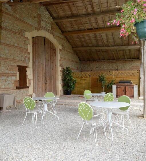 פנסיון La Cascade De Hauterive