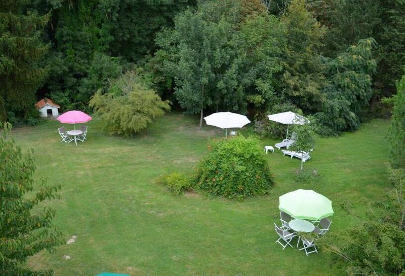 פנסיון La Cascade De Hauterive