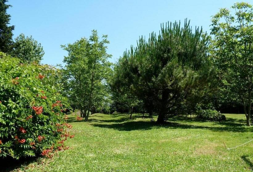 פנסיון La Cascade De Hauterive