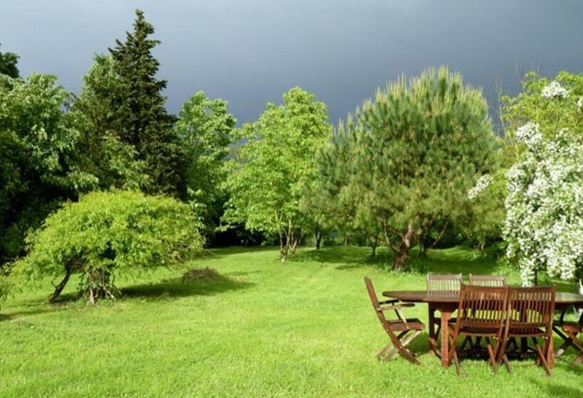 פנסיון La Cascade De Hauterive