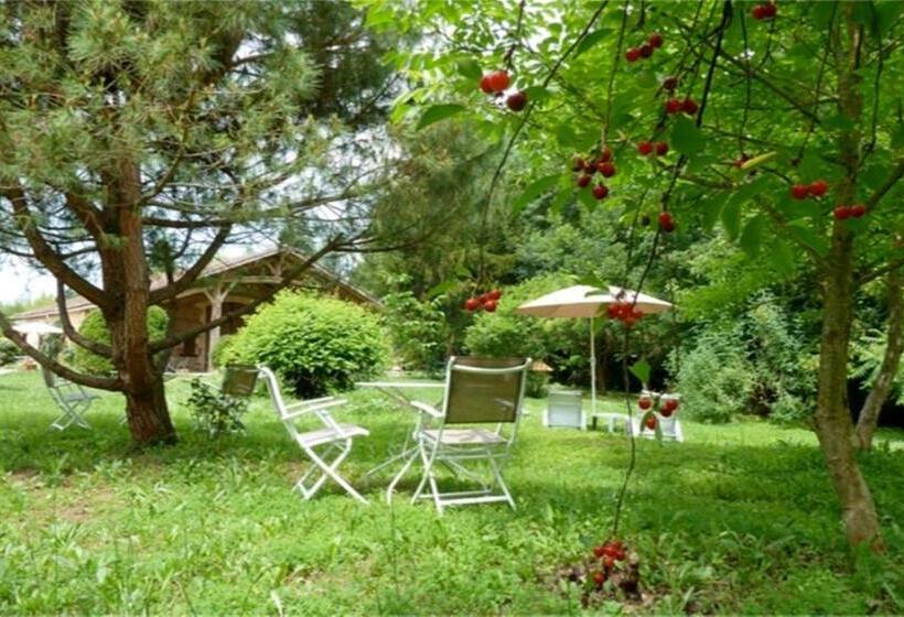 פנסיון La Cascade De Hauterive