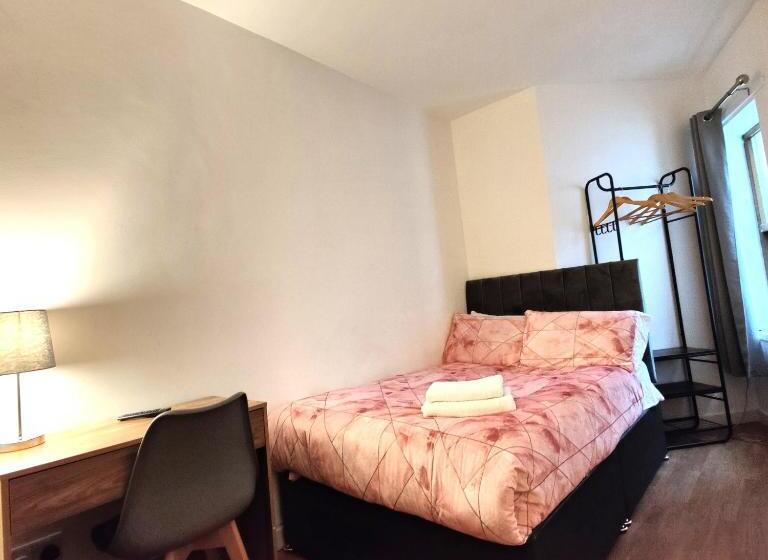 بنسيون Liverpool City Centre Private Rooms Including Smart Tvs   With Shared Bathroom