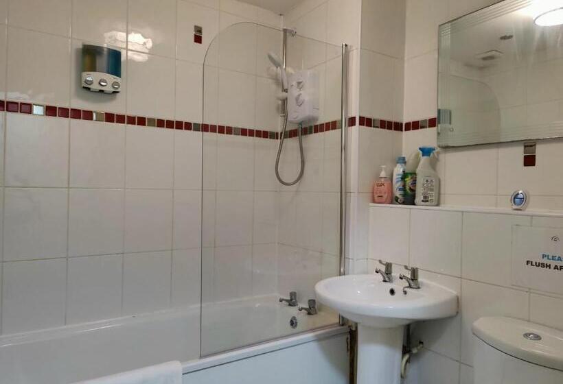 بنسيون Liverpool City Centre Private Rooms Including Smart Tvs   With Shared Bathroom