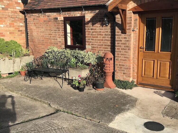 Пансион Lovely 1 Bed Cottage In Nuneaton