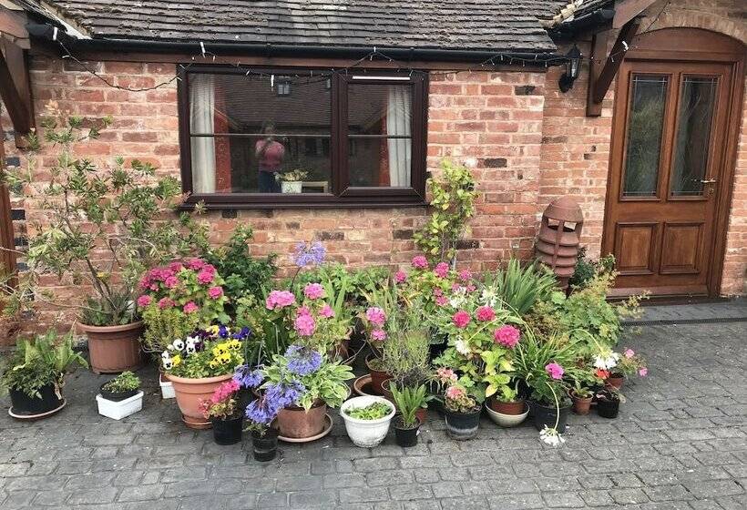 Пансион Lovely 1 Bed Cottage In Nuneaton