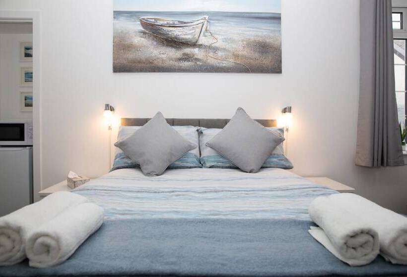 פנסיון Marina View Guest House