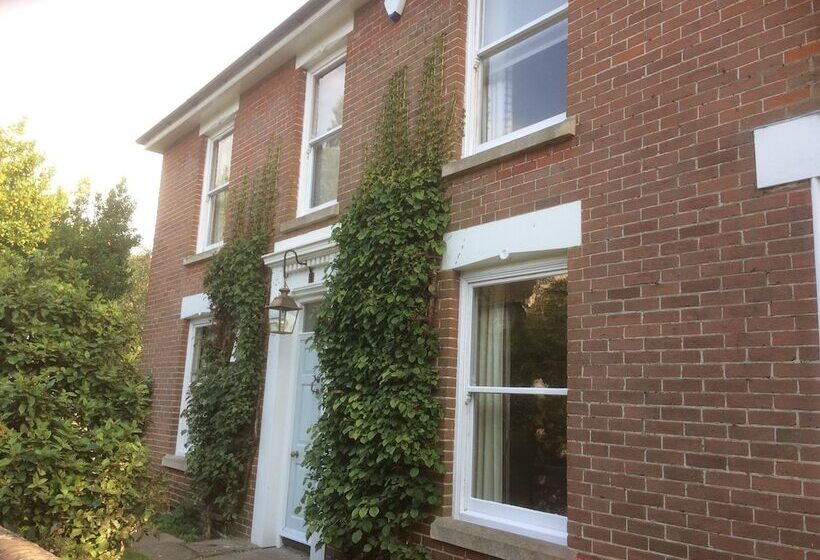 بنسيون Saddlers