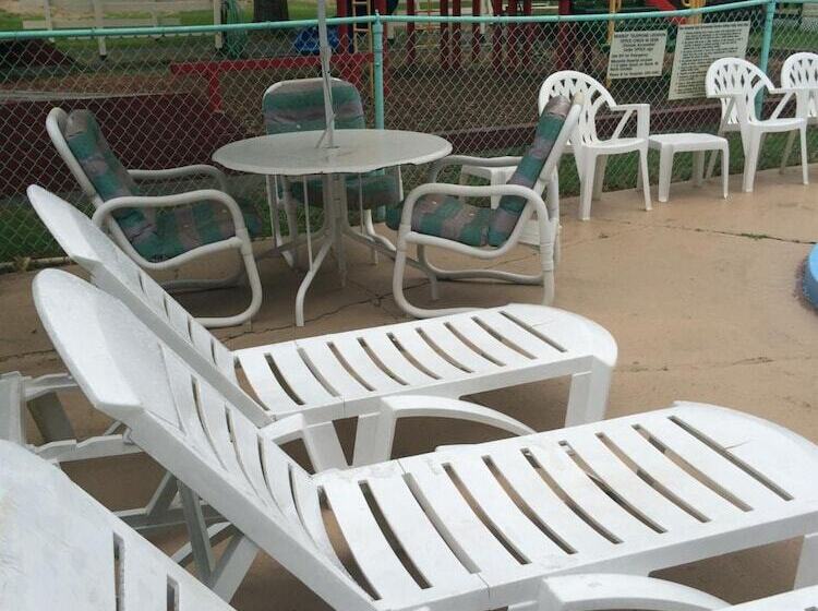 Perry S Motel And Cottages