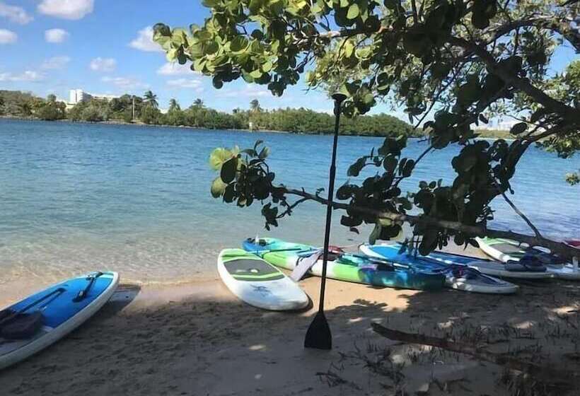 Richards Motel Courtyard