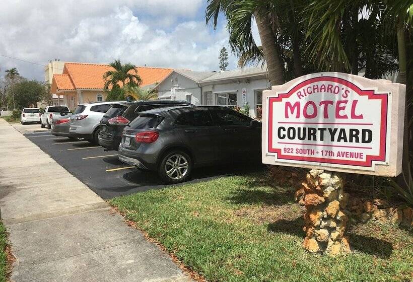 Richards Motel Courtyard