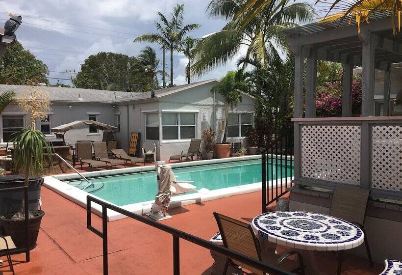 Richards Motel Courtyard