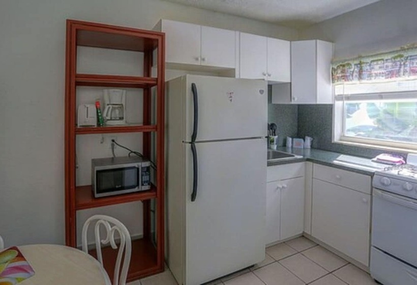 Richards Motel Courtyard