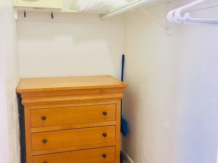 Richards Motel Courtyard