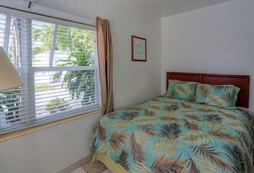 Richards Motel Courtyard