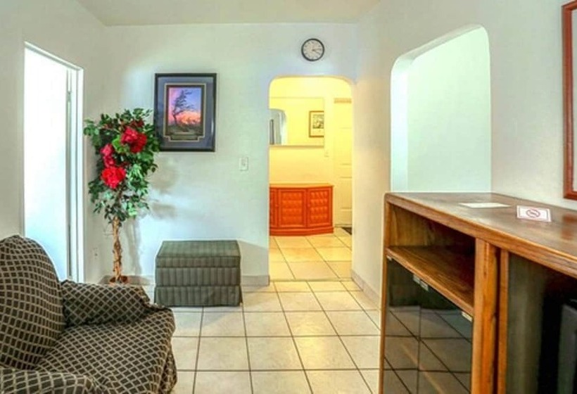 Richards Motel Courtyard