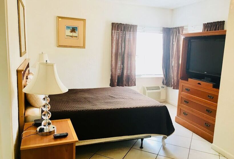 Richards Motel Courtyard