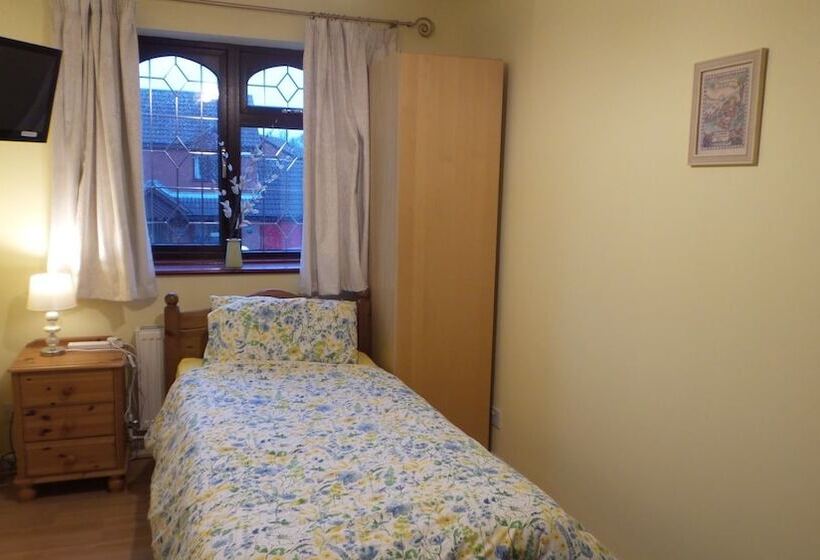 The Cedars House B&b