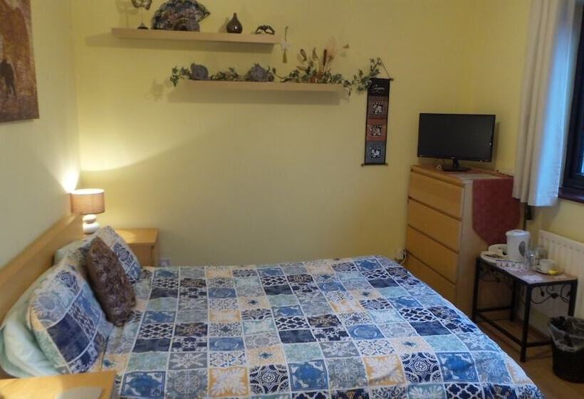 The Cedars House B&b