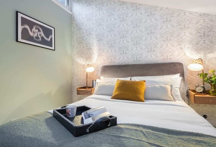 The Primrose Hill Escape  Modern & Bright 2bdr Mews Home