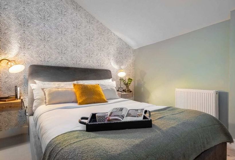 The Primrose Hill Escape  Modern & Bright 2bdr Mews Home