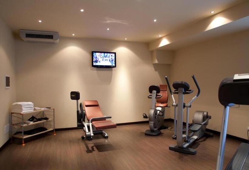 فندق Base