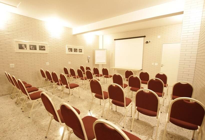 Отель Confiance Batel