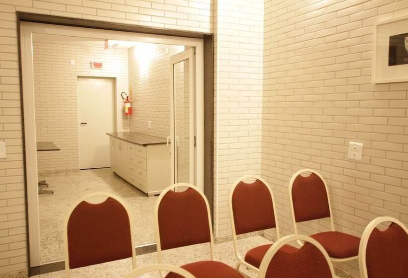 Отель Confiance Batel