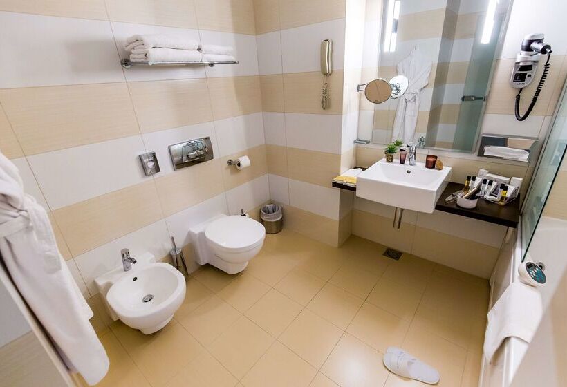 ホテル Golden Tulip Ana Tower Sibiu