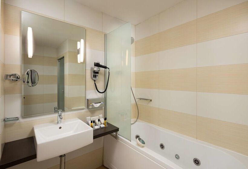 ホテル Golden Tulip Ana Tower Sibiu