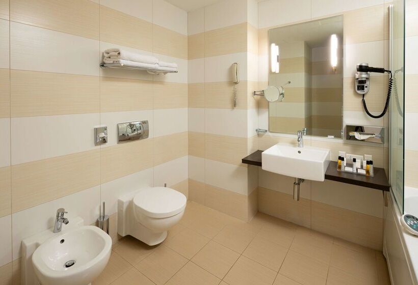 ホテル Golden Tulip Ana Tower Sibiu