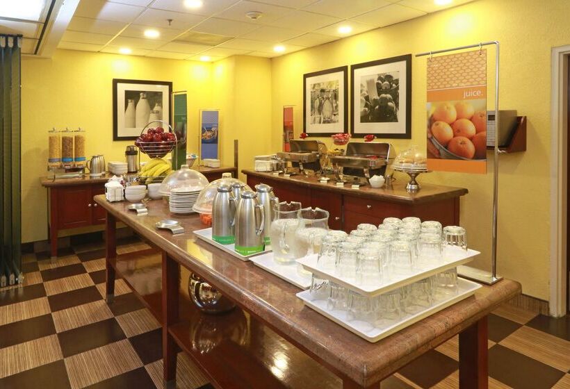 Отель Hampton Inn By Hilton Guadalajara Aeropuerto