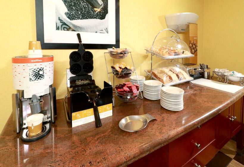 Отель Hampton Inn By Hilton Guadalajara Aeropuerto