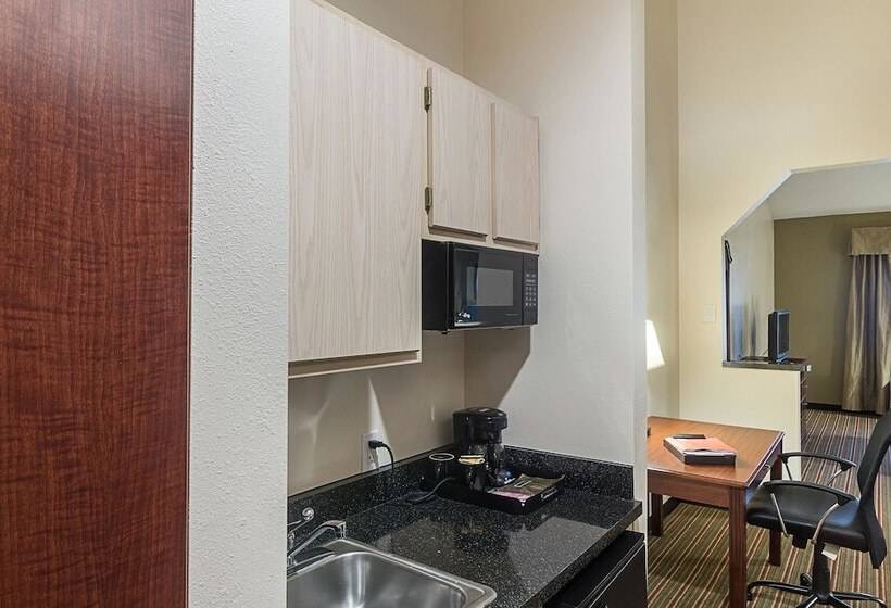 בית מלון כפרי Quality Inn & Suites West Chase