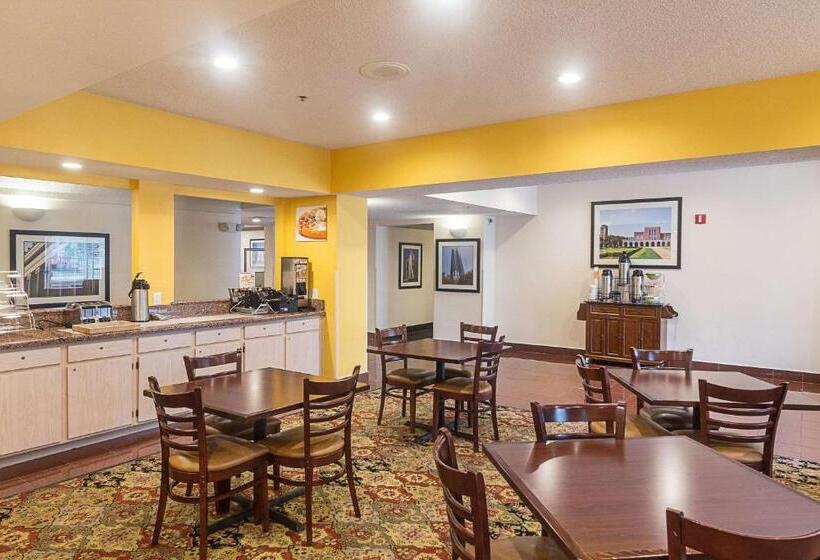 בית מלון כפרי Quality Inn & Suites West Chase