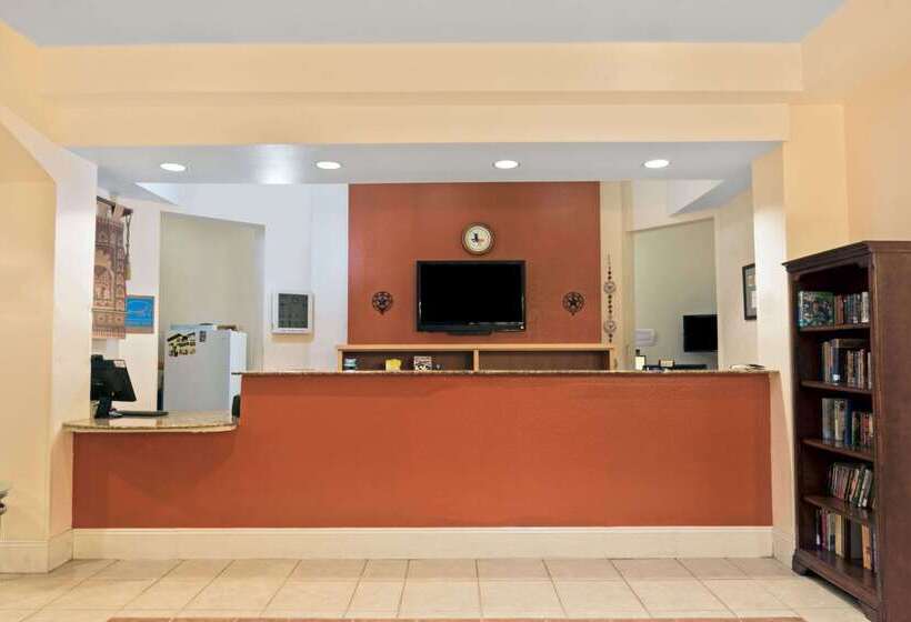 בית מלון כפרי Super 8 By Wyndham Austin/airport South