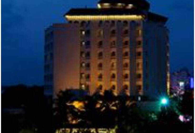 Отель Vivanta Ernakulam, Marine Drive