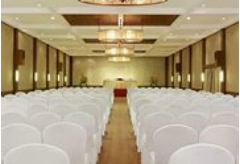 Отель Vivanta Ernakulam, Marine Drive