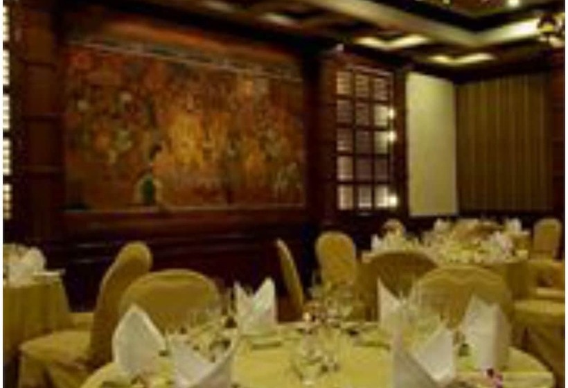 Отель Vivanta Ernakulam, Marine Drive